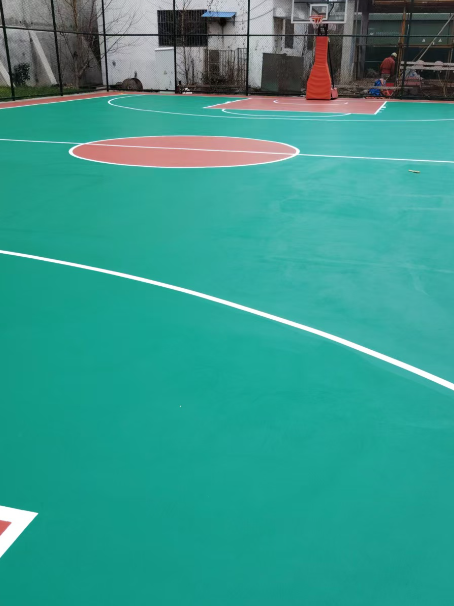 南丹 球场长期使用易出现地面开裂